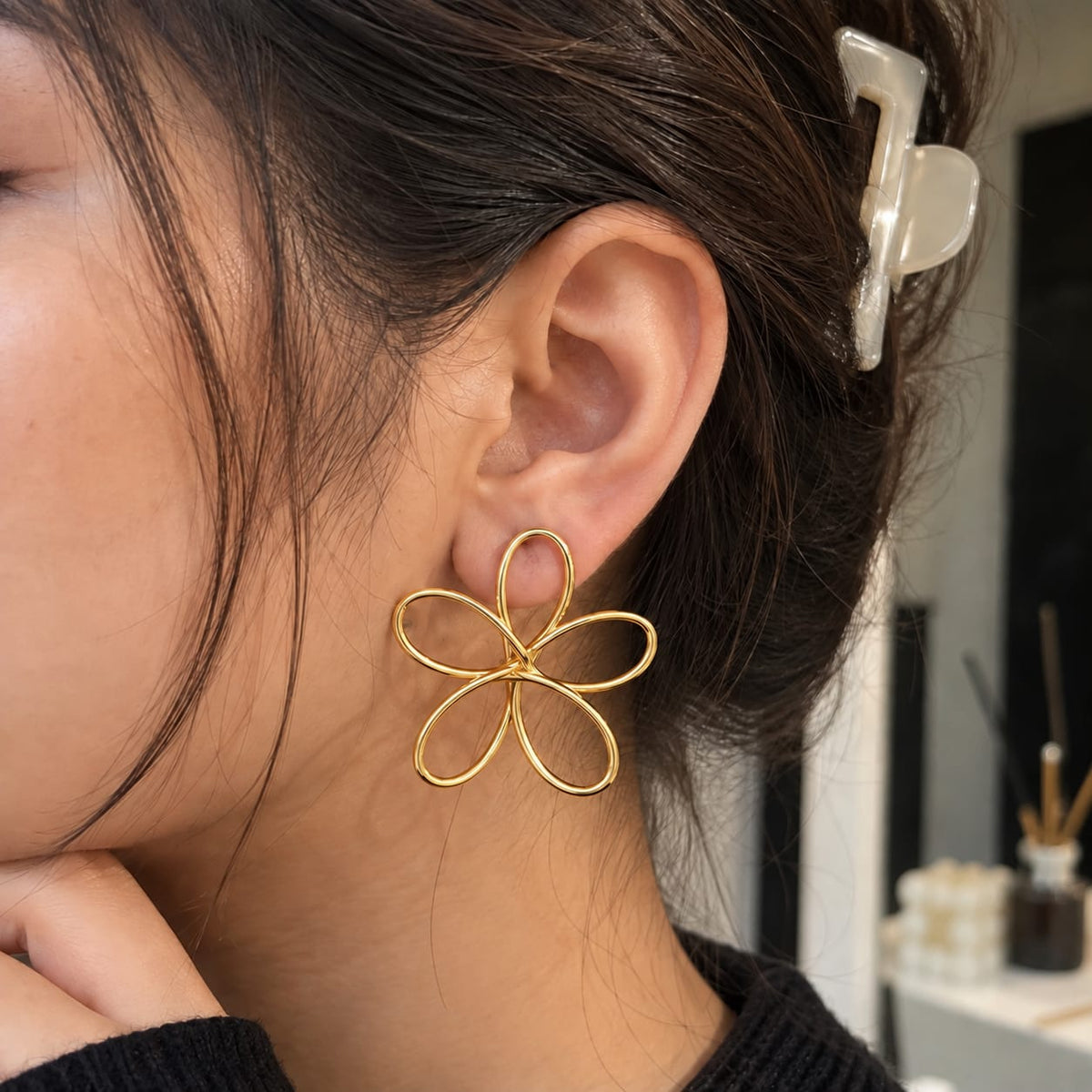 Elegant Flower Loop Earrings for Women 🌸